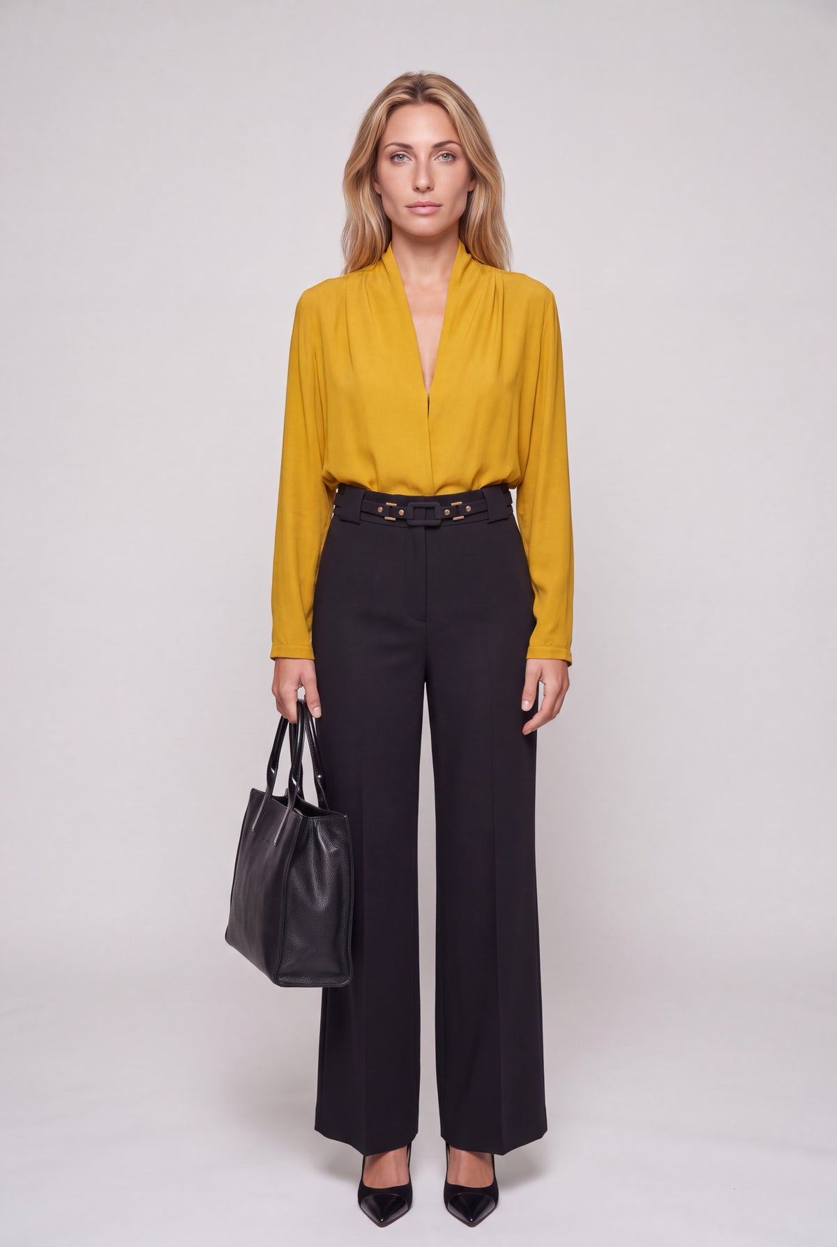Blusa in raso blu inchiostro con scollo a V e pieghe sulle spalle, maniche lunghe