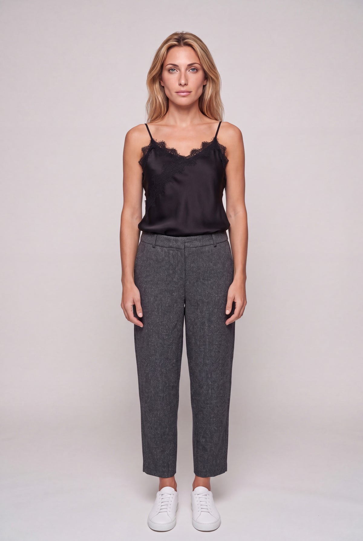 Top lingerie in raso nero con bordo di pizzo smerlato e bretelline sottili su manichino