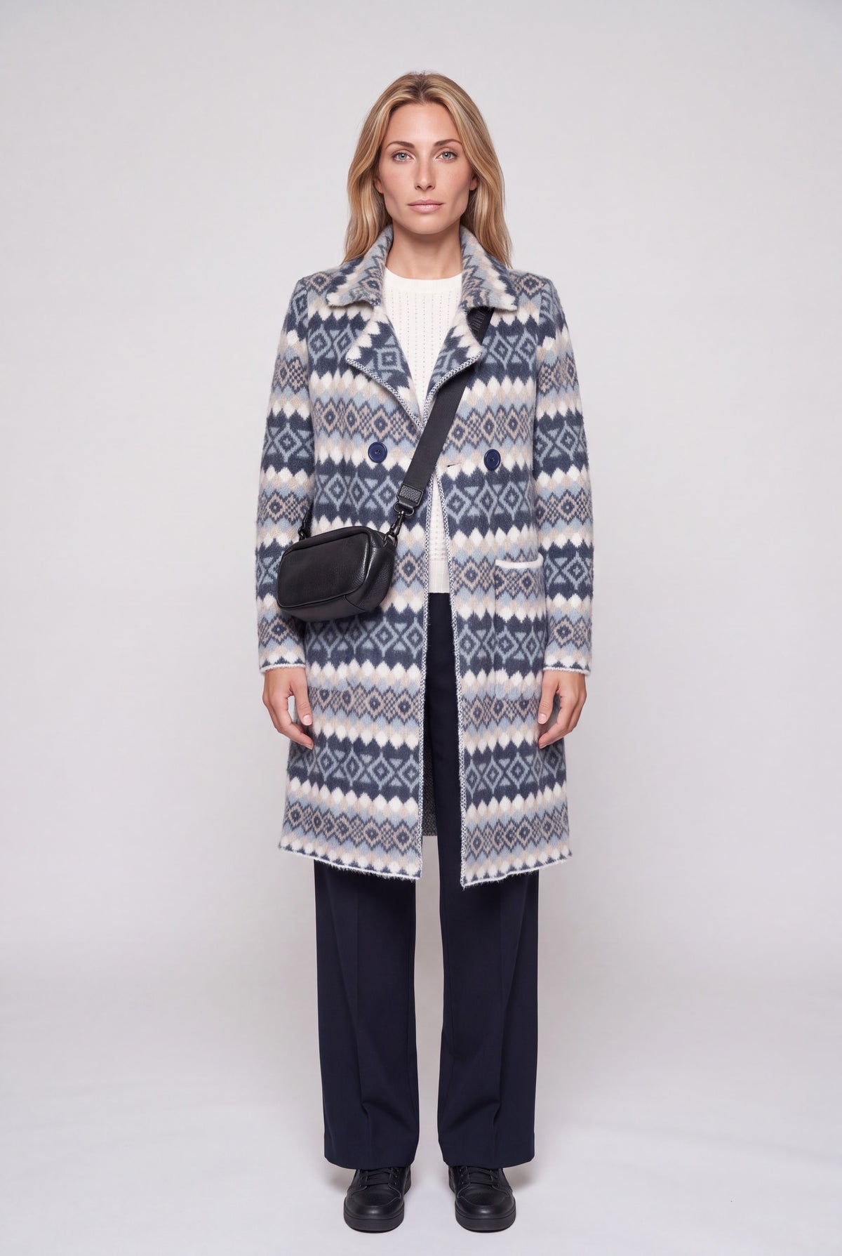 Cappotto doppio petto jacquard donna motivo geometrico nei toni azzurro, panna e beige con bottoni blu