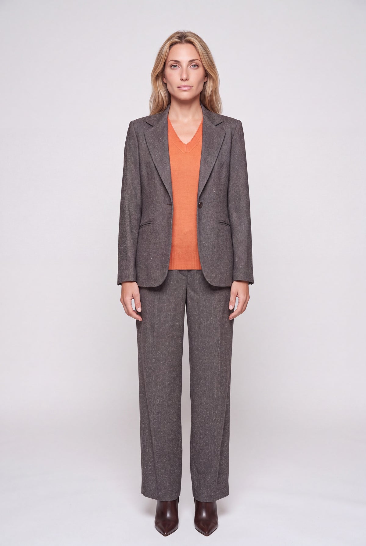 Giacca monopetto tweed color moro con revers a lancia e bottone ricoperto, indossata su completo coordinato