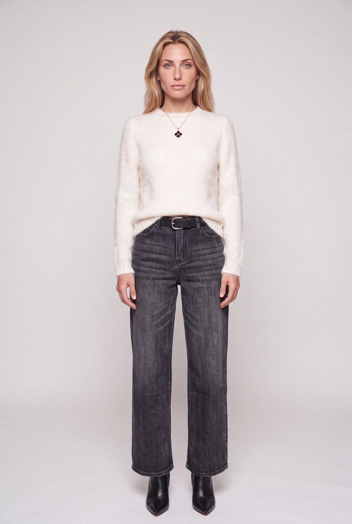 Maglione girocollo da donna color latte in maglia pelosa effetto pelliccia su manichino