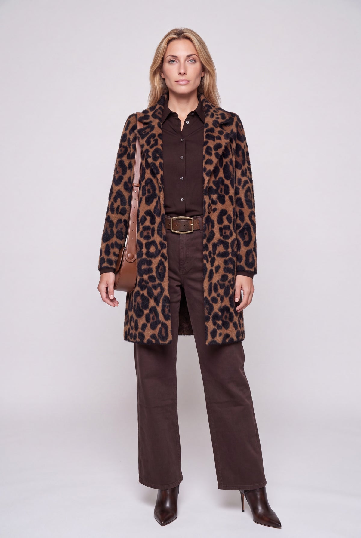 Cappotto maculato donna con maxi collo revers, stampa leopardata marrone e nera, lunghezza al ginocchio