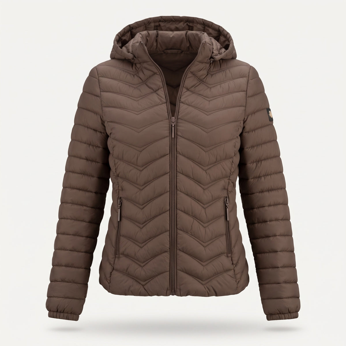 Piumino leggero donna color moro con cappuccio e trapuntatura a chevron, zip intera