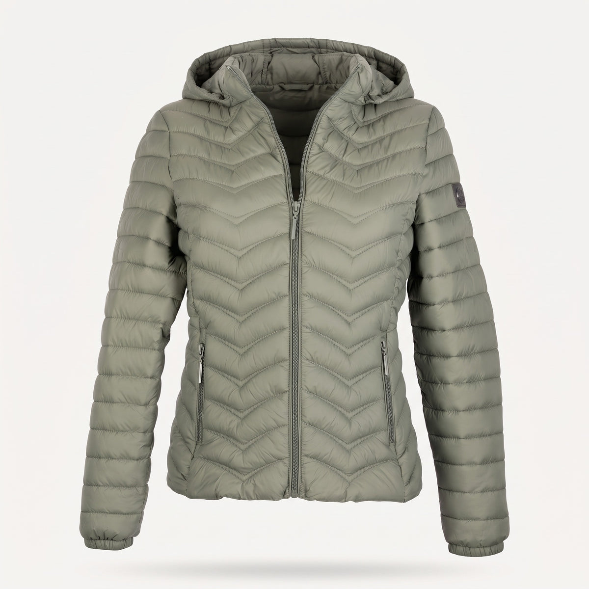 Piumino leggero donna color moro con cappuccio e trapuntatura a chevron, zip intera
