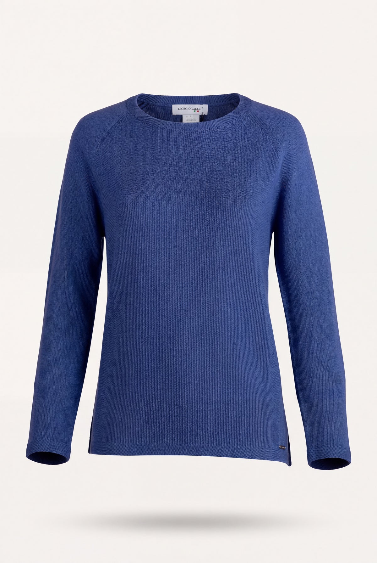 Maglia girocollo donna in punto riso color bordeaux con manica raglan, indossata con jeans scuri