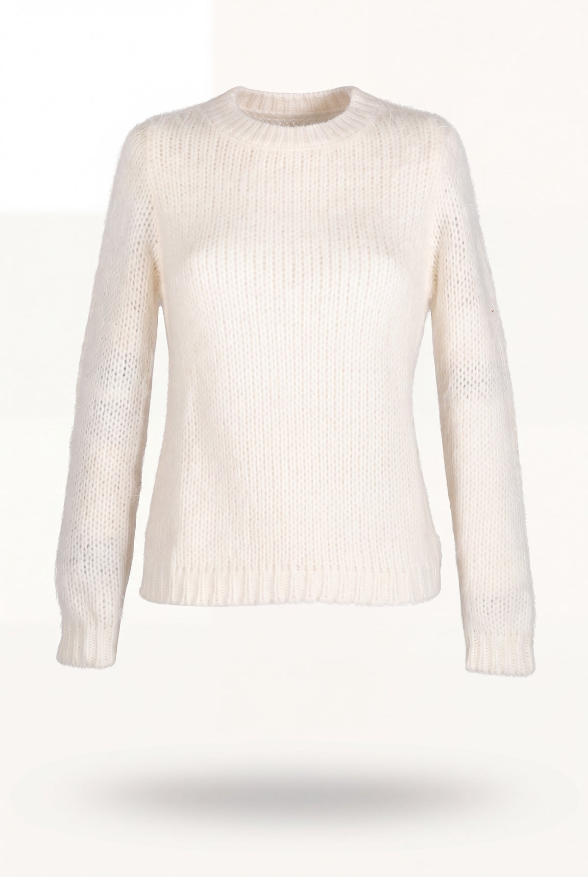 Maglione girocollo da donna color latte in maglia pelosa effetto pelliccia su manichino