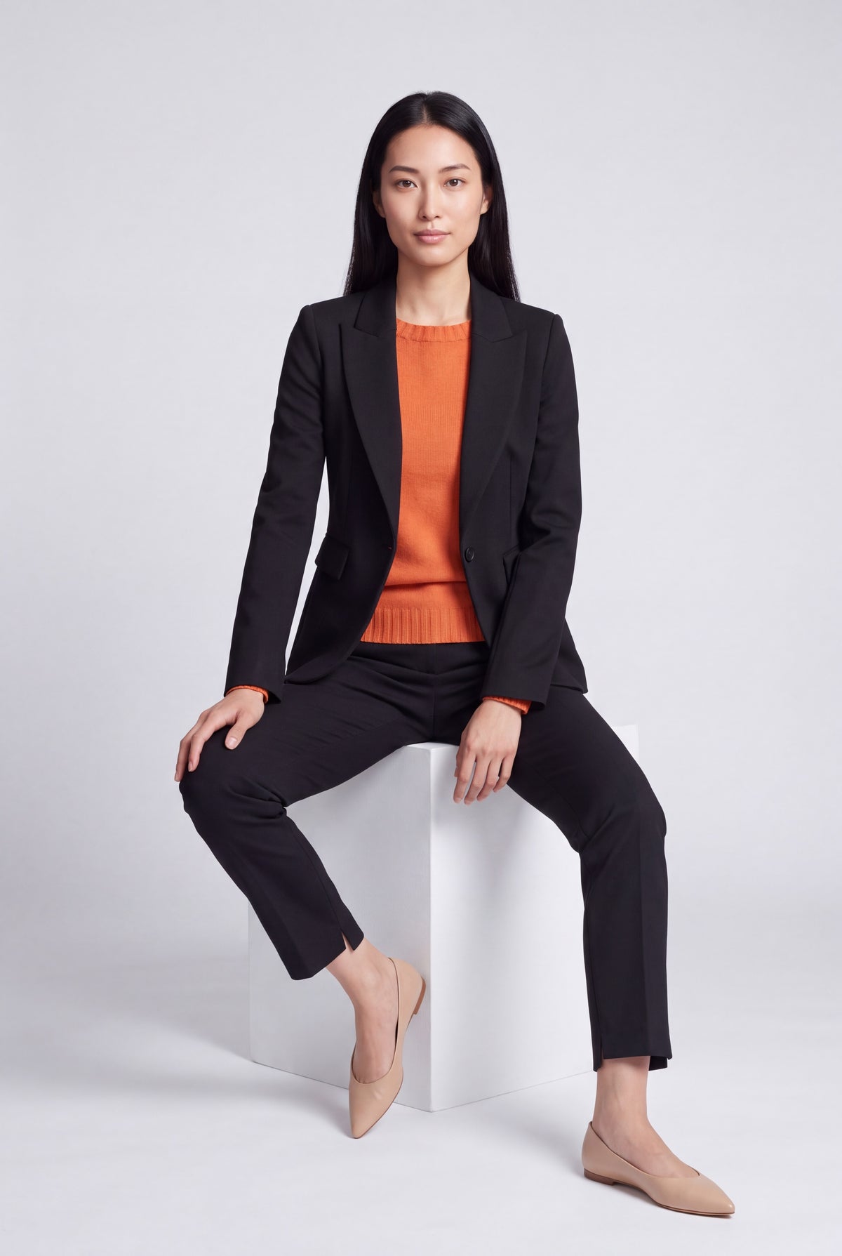 Pantalone donna in punto milano color bordeaux a sigaretta con piega centrale, indossato con maglia verde