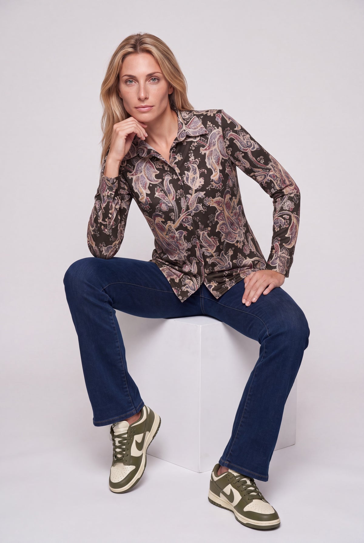 Camicia da donna in jersey con stampa cashmere paisley verde militare, colletto a punta e bottoni
