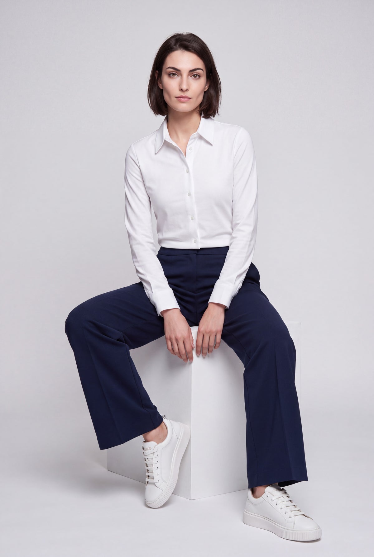 Pantalone palazzo donna nero in punto milano a vita alta con gamba larga e piega centrale