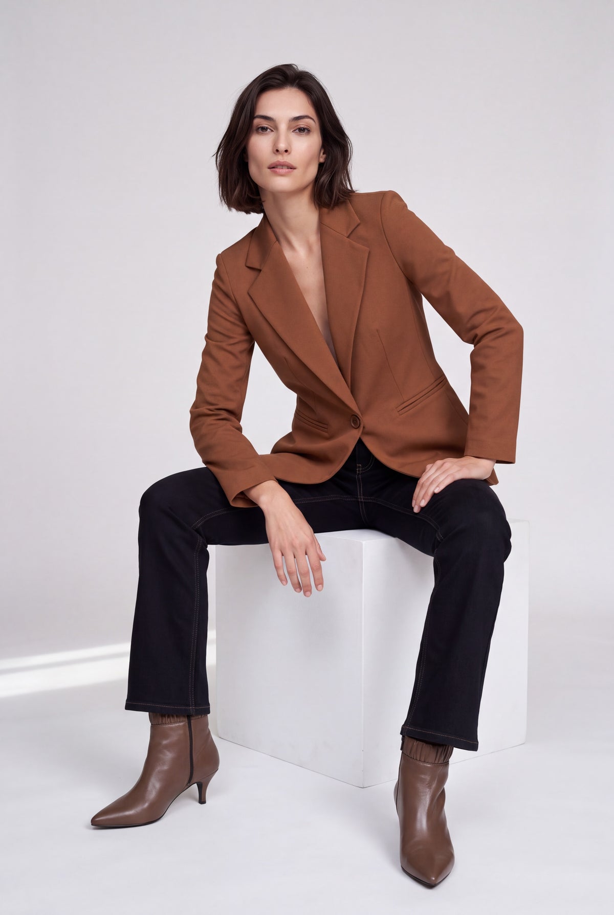 Giacca blazer donna in punto milano, monopetto color caramello con revers a lancia
