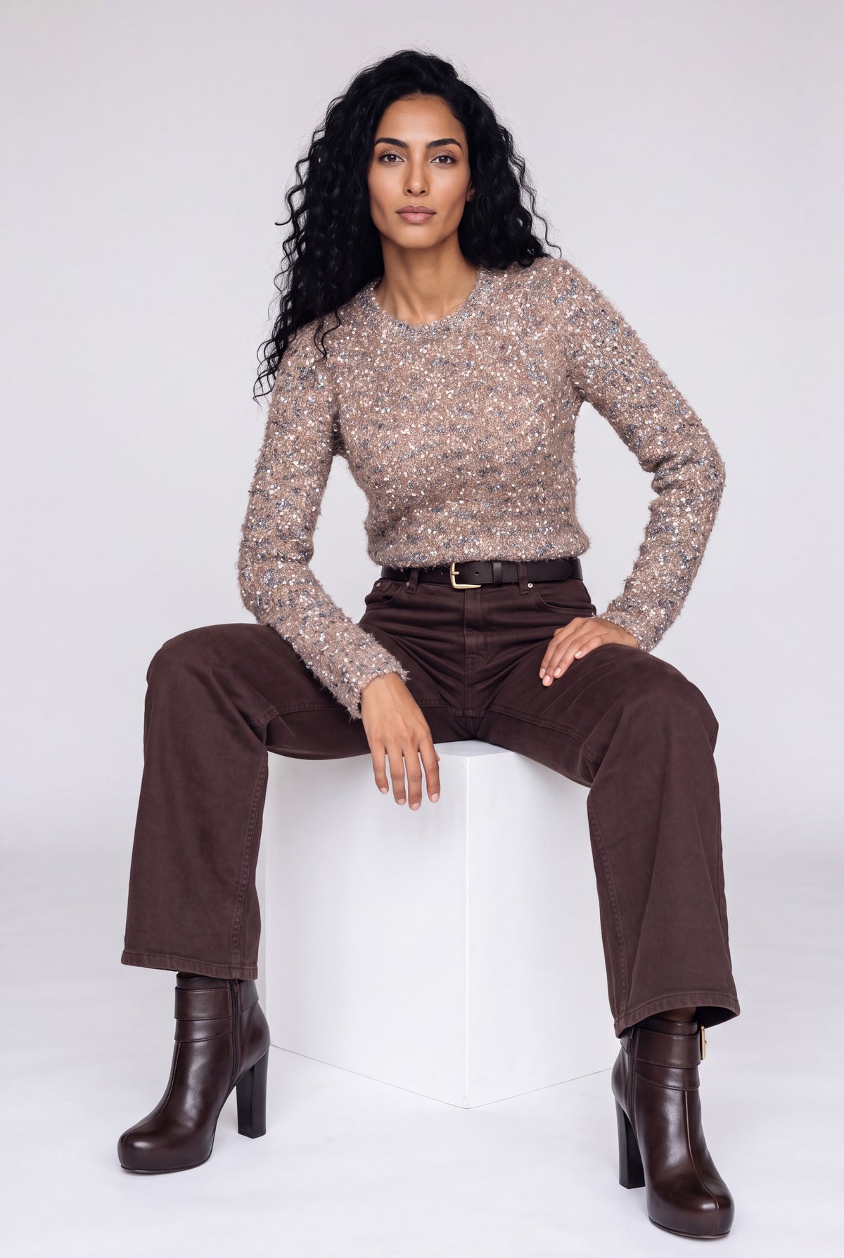 Maglione girocollo bouclè da donna in maglia melange nera, grigia e cammello