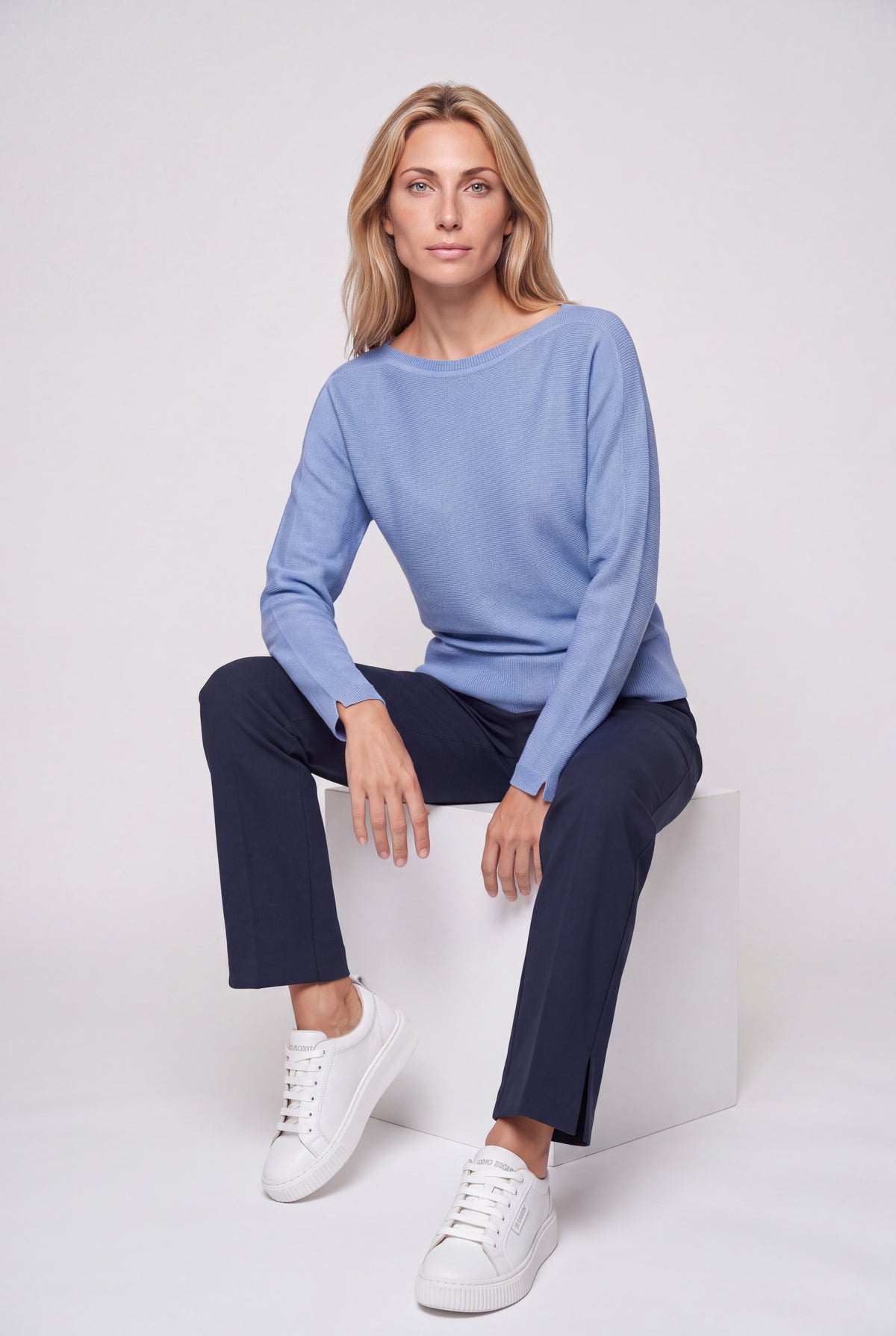 Maglia in pura lana nera con scollo a barchetta e maniche lunghe