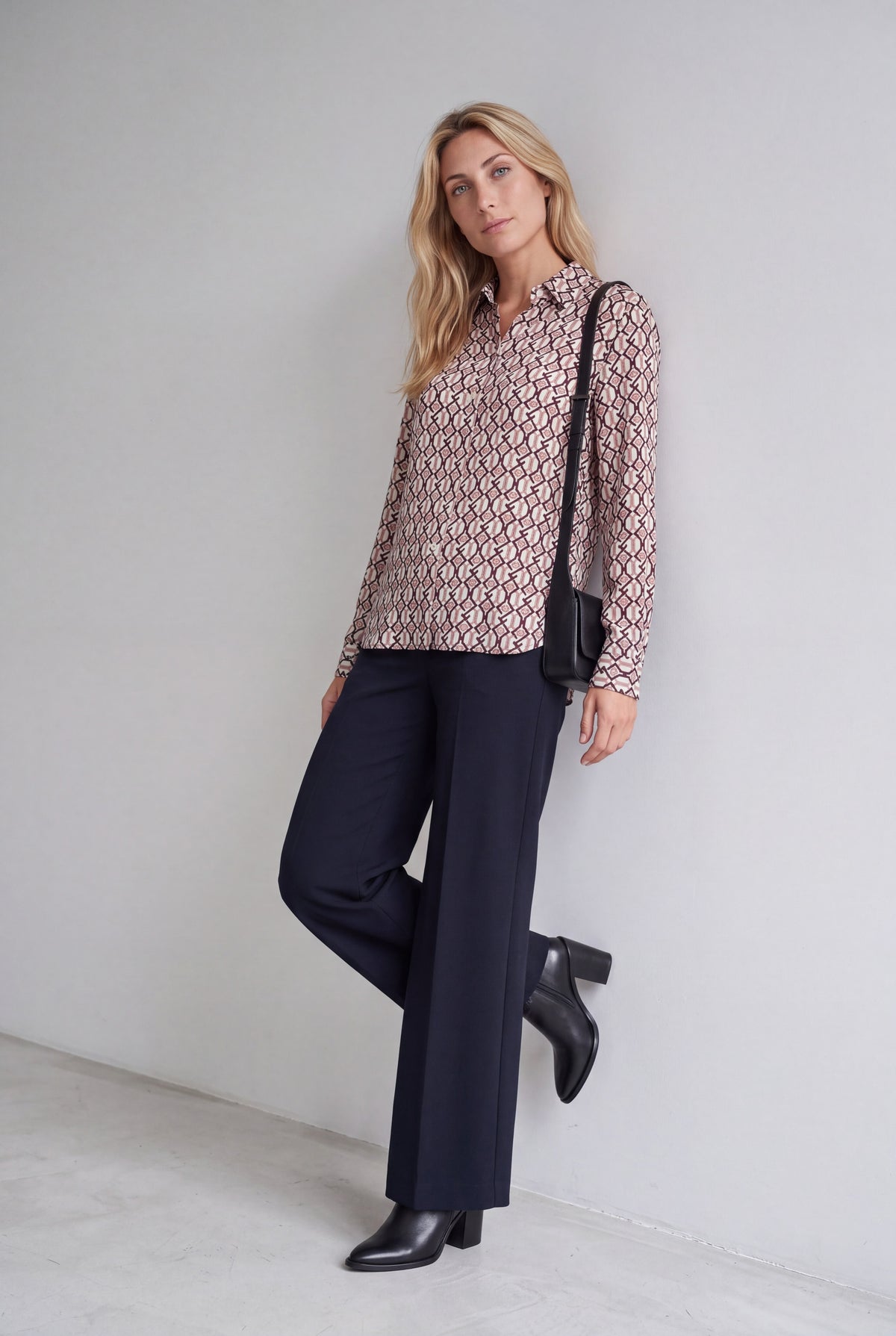 Camicia in viscosa da donna con stampa geometrica a catene rosa, bianco e nero, maniche lunghe