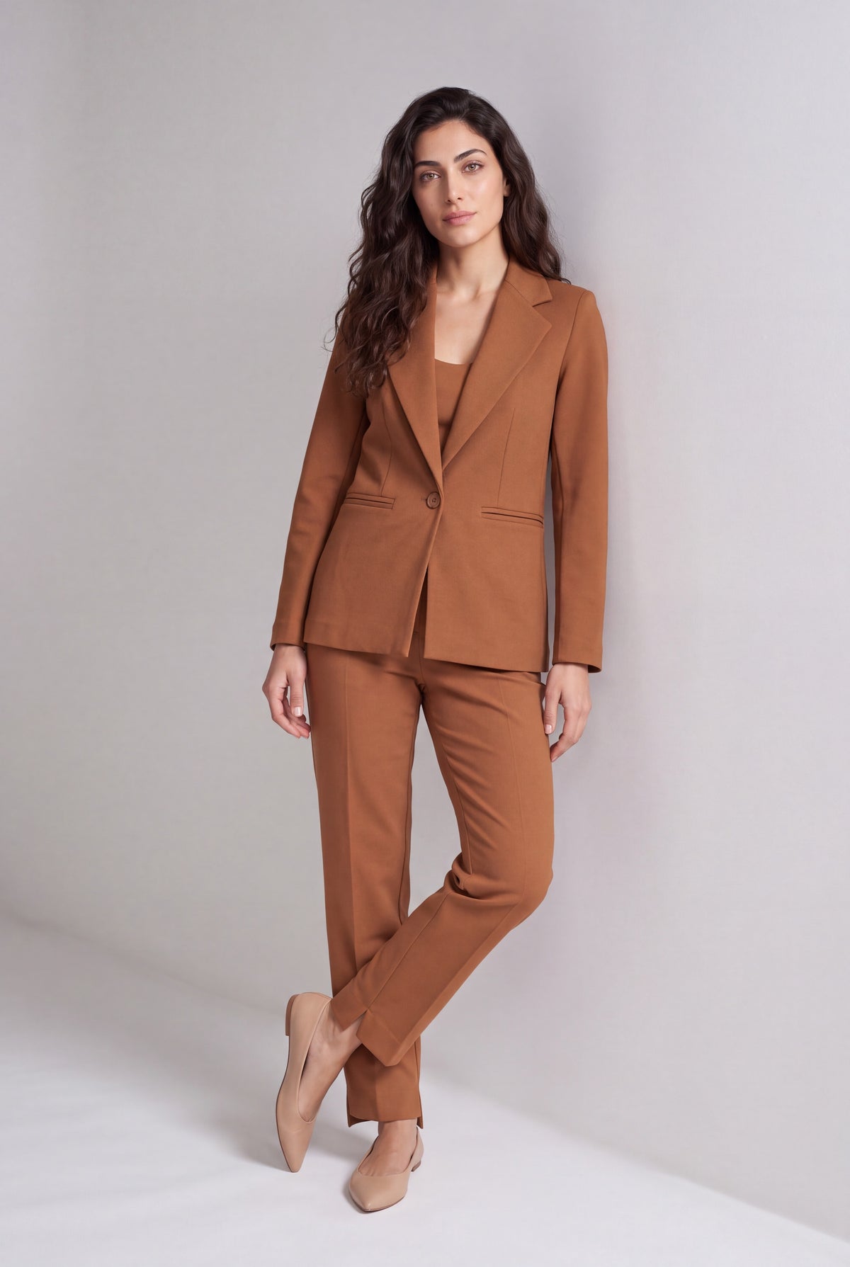 Pantalone donna in punto milano color bordeaux a sigaretta con piega centrale, indossato con maglia verde
