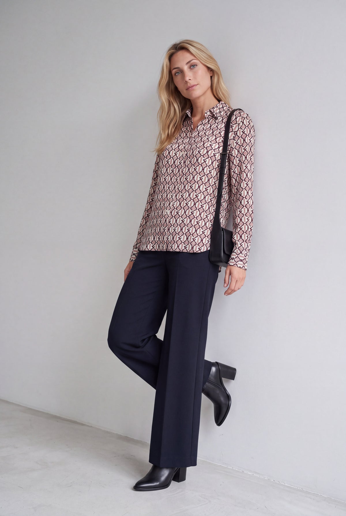 Camicia in viscosa da donna con stampa geometrica a catene rosa, bianco e nero, maniche lunghe