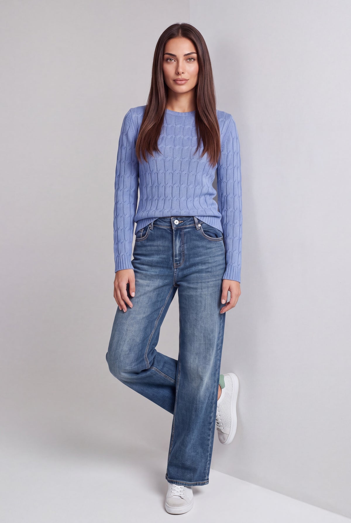 Maglione girocollo in pura lana a trecce color moro su manichino