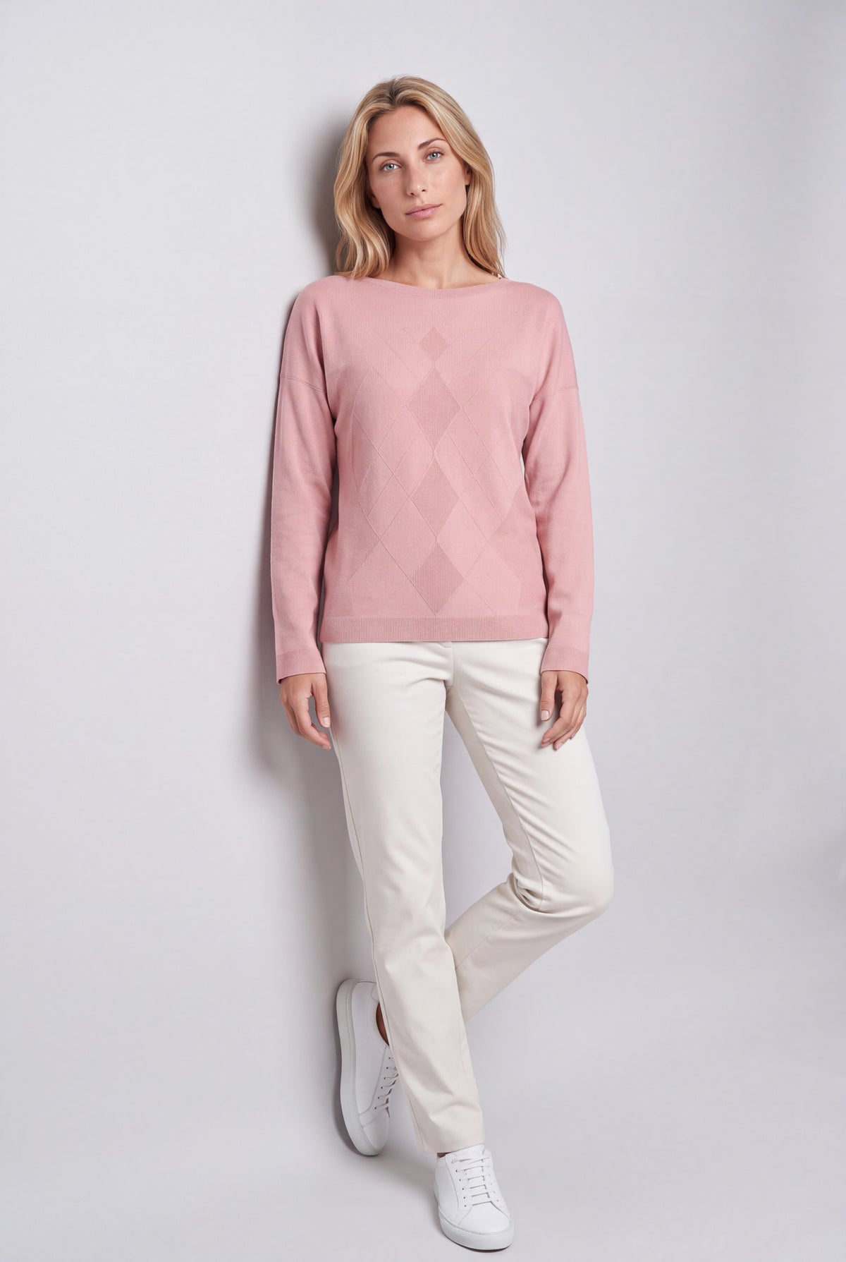 Maglia in pura lana color indaco da donna con motivo a rombi a rilievo e scollo a barchetta
