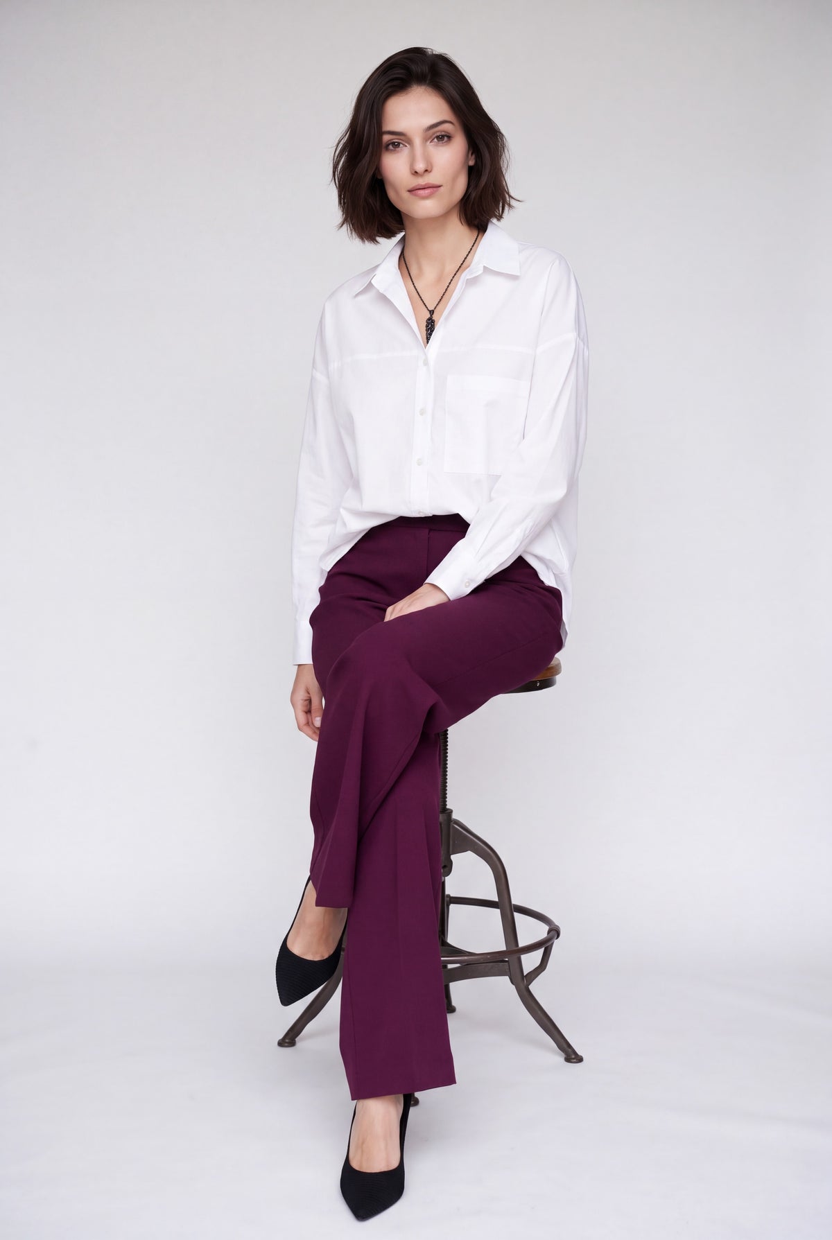 Camicia bianca in cotone con tascone applicato e colletto a punta aperto su manichino