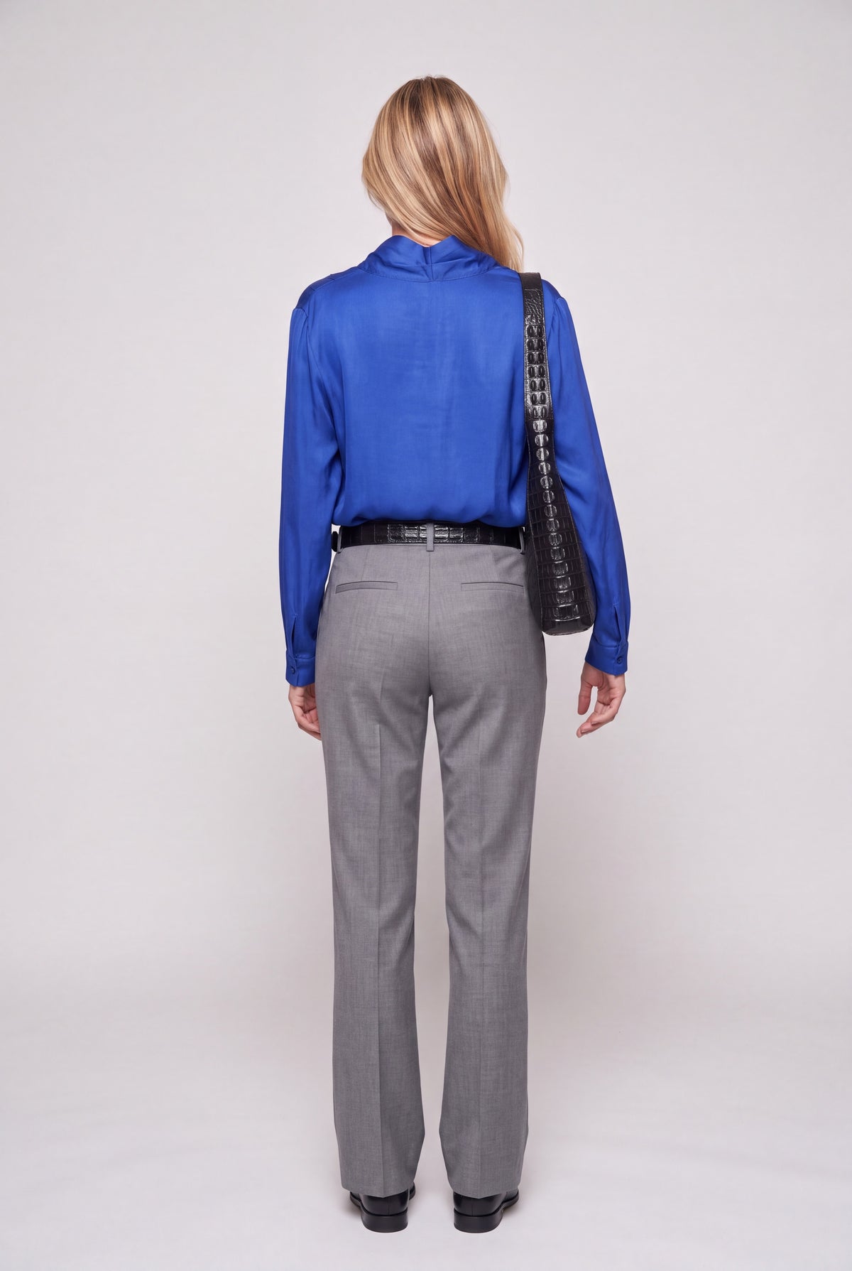 Blusa in raso blu inchiostro con scollo a V e pieghe sulle spalle, maniche lunghe
