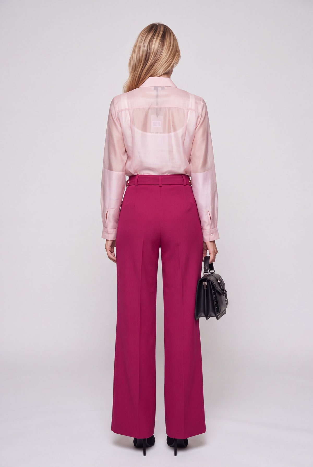 Camicia da donna in voile rosa semitrasparente con plissè frontale, collo a punta e maniche lunghe