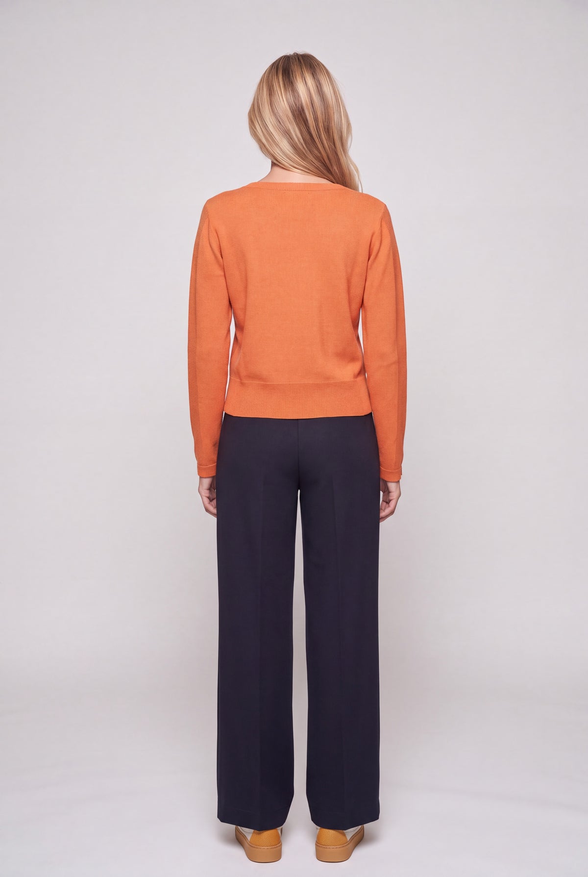 Maglia in pura lana nera con scollo a barchetta e maniche lunghe