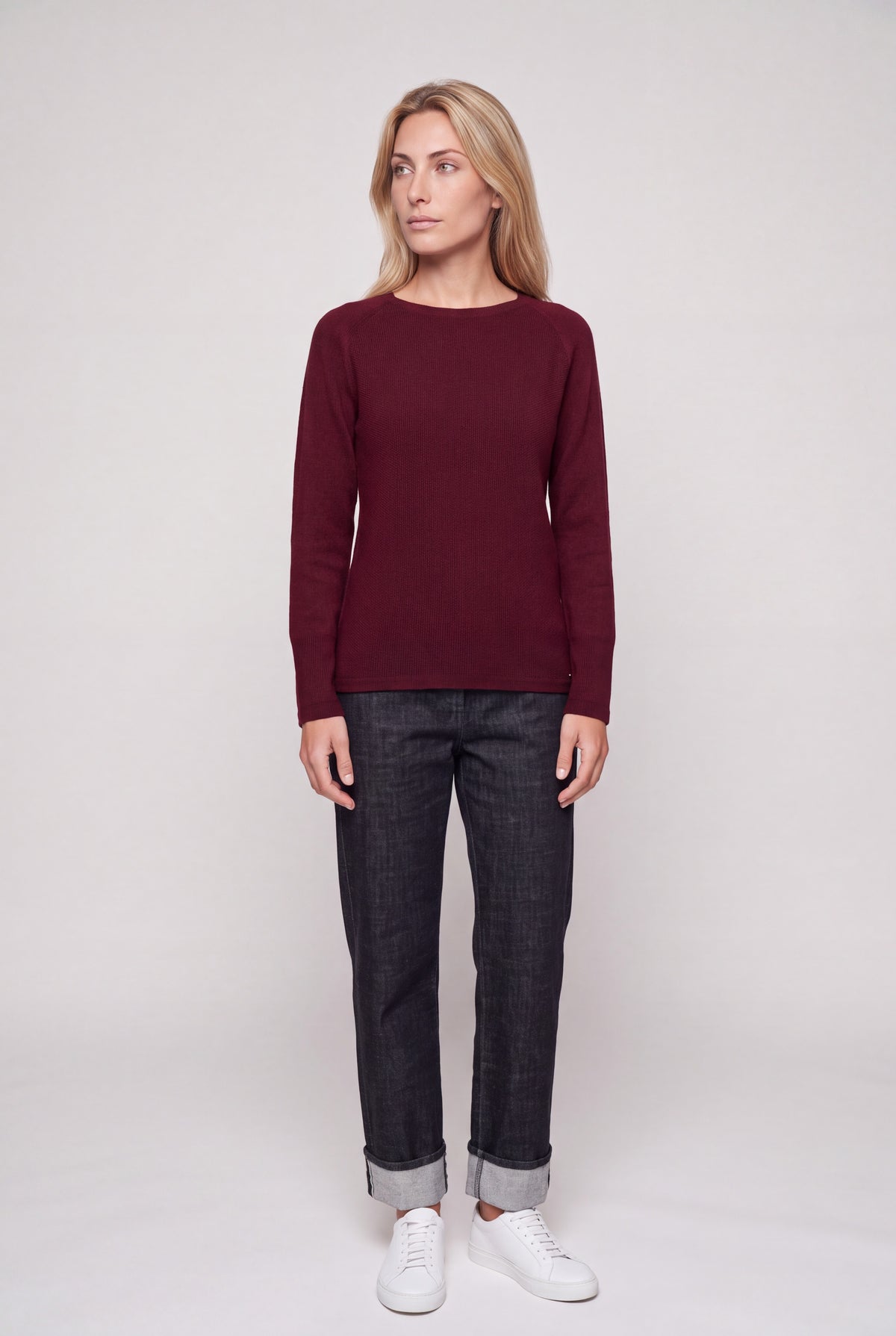 Maglia girocollo donna in punto riso color bordeaux con manica raglan, indossata con jeans scuri