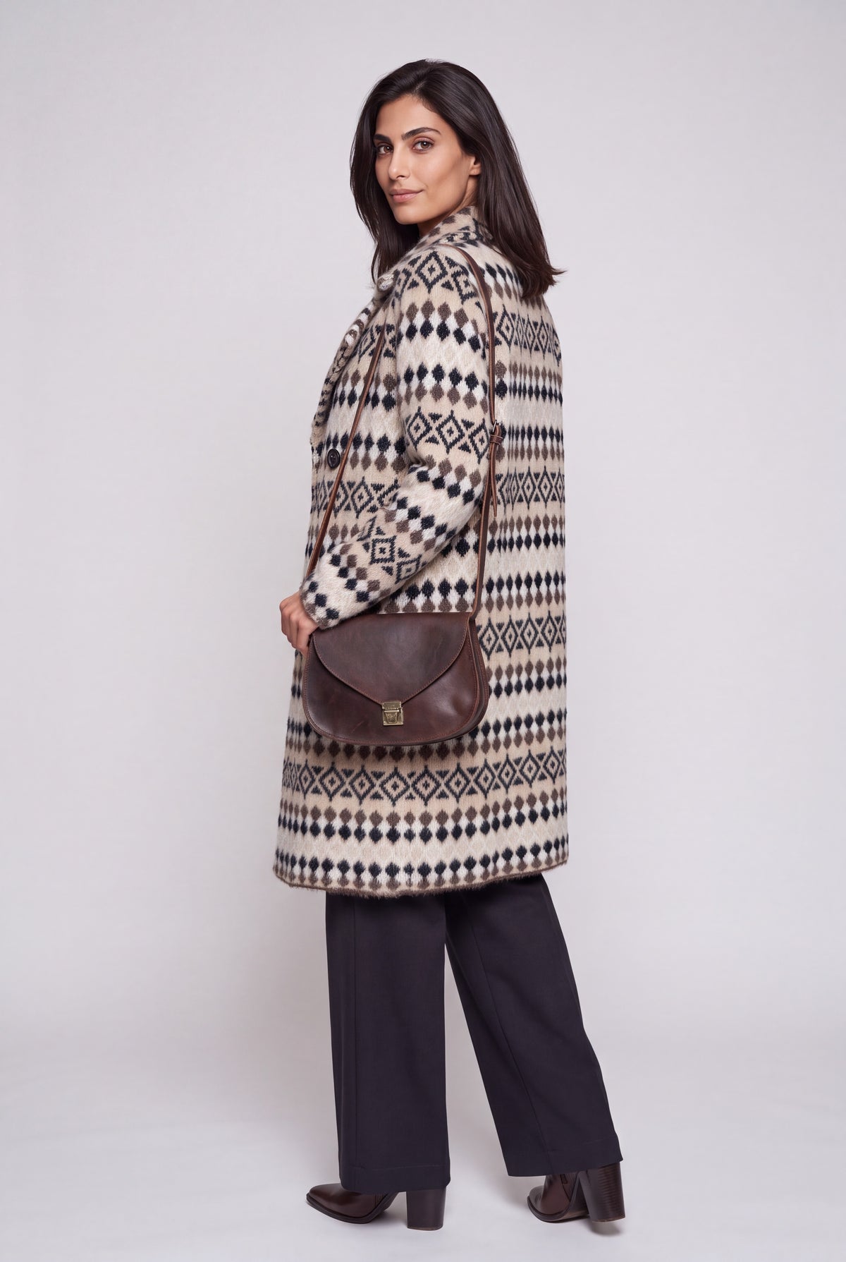 Cappotto doppio petto jacquard donna motivo geometrico nei toni azzurro, panna e beige con bottoni blu