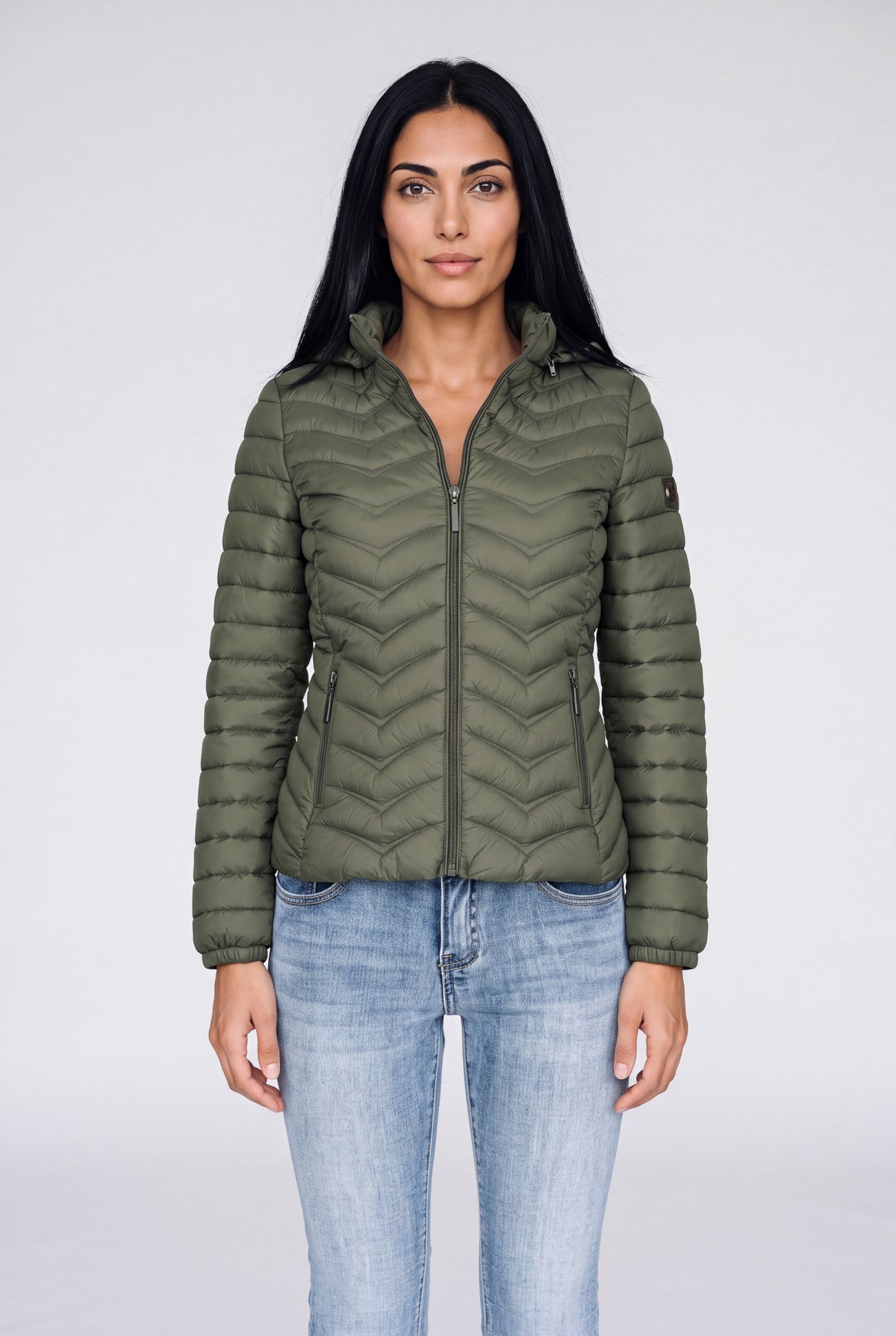 Piumino leggero donna color moro con cappuccio e trapuntatura a chevron, zip intera