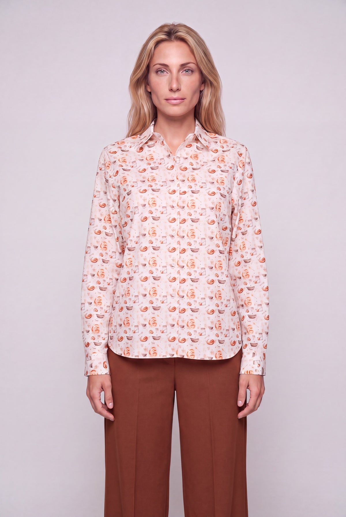 Camicia in cotone da donna bianca con stampa fantasia pane, colletto classico e manica lunga