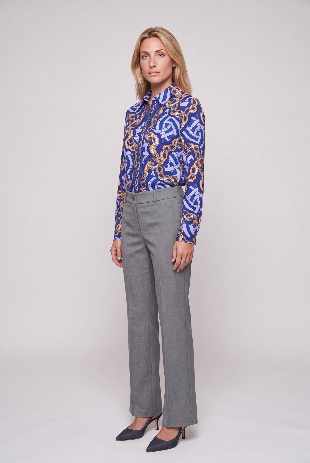 Camicia in jersey stampa catene blu inchiostro con catene dorate, colletto classico e maniche lunghe