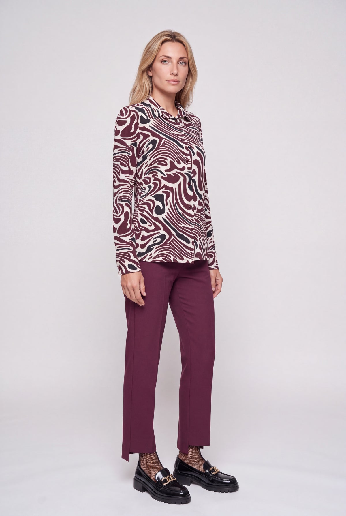 Camicia in jersey da donna con stampa onda bordeaux, nero e panna, collo a punta e maniche lunghe