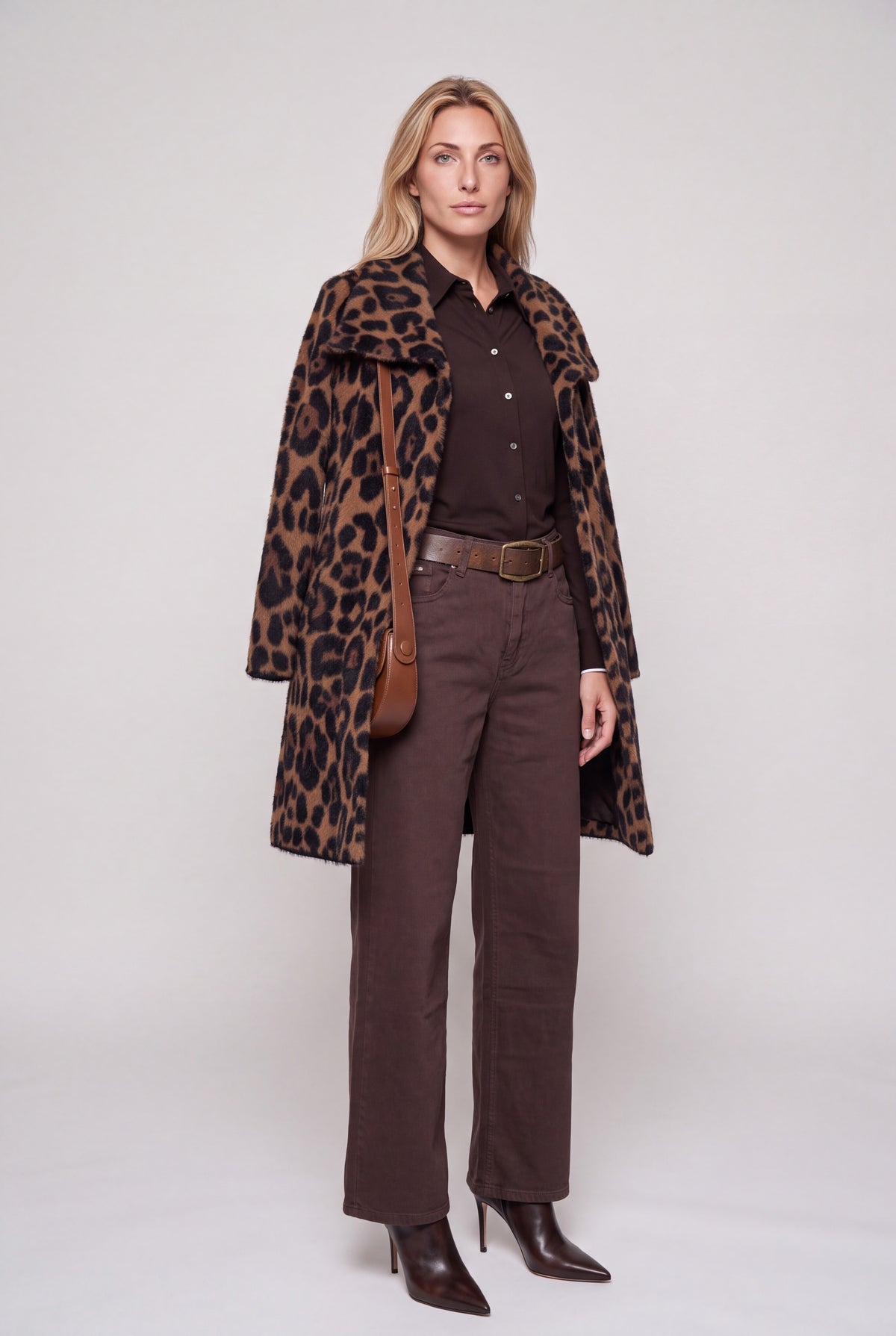 Cappotto maculato donna con maxi collo revers, stampa leopardata marrone e nera, lunghezza al ginocchio