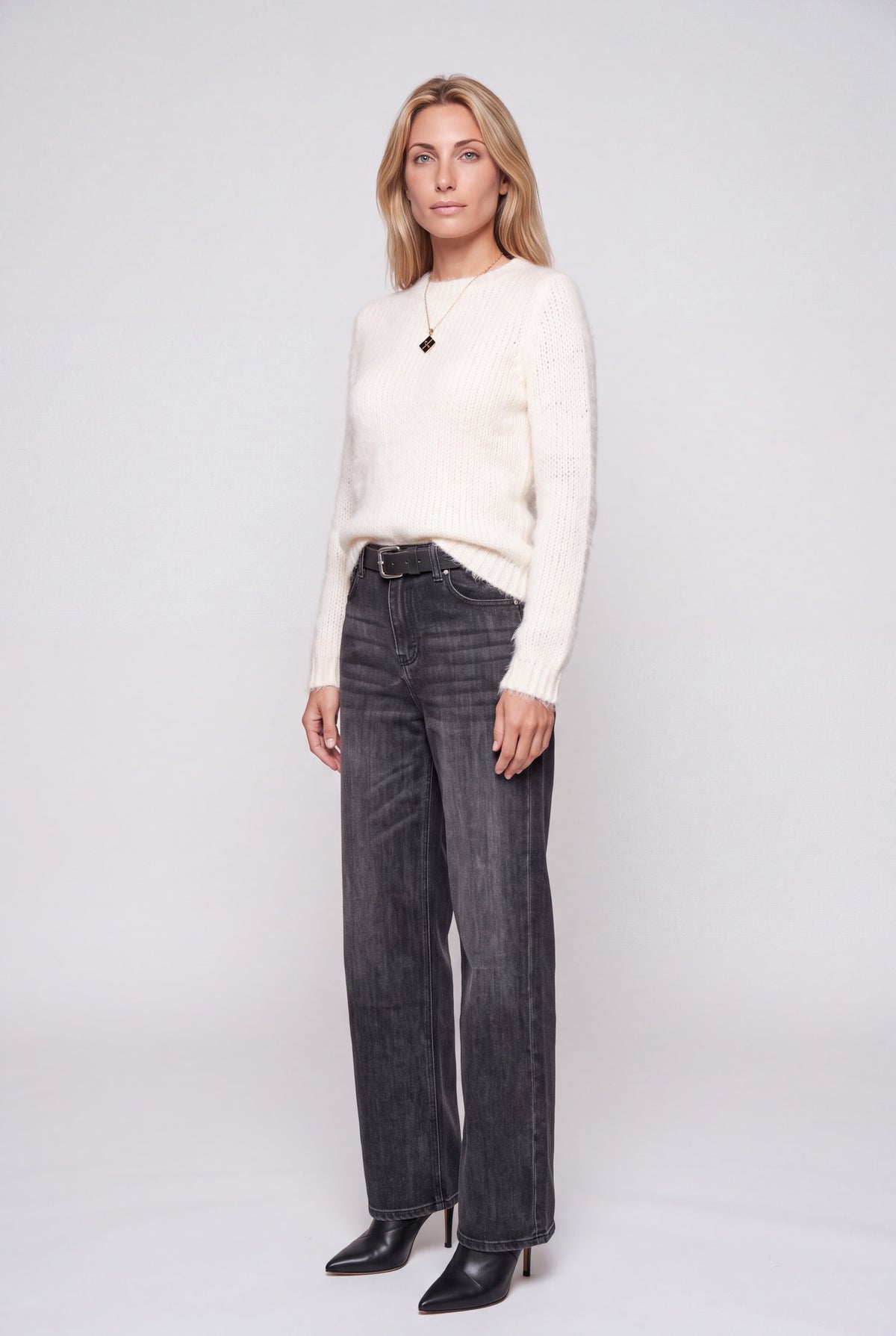 Maglione girocollo da donna color latte in maglia pelosa effetto pelliccia su manichino