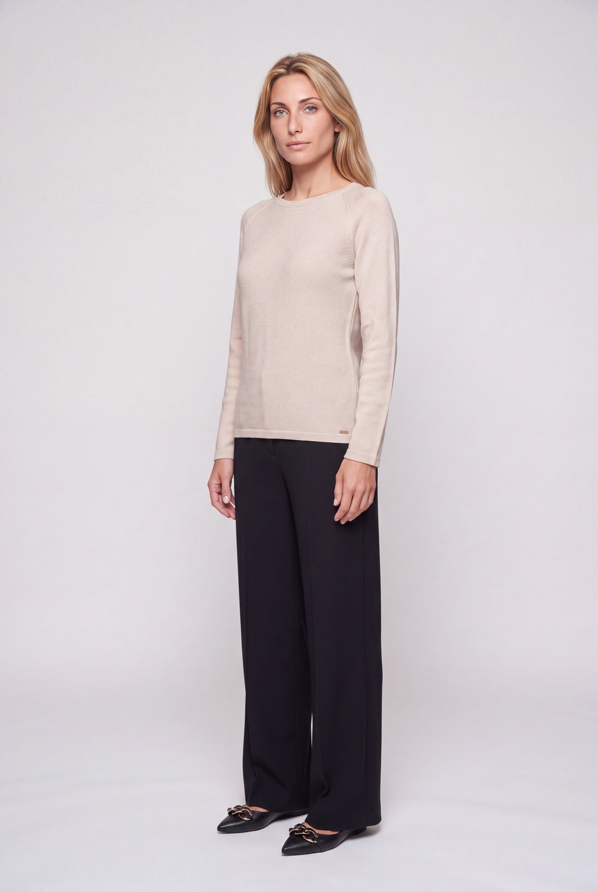 Maglia girocollo donna in punto riso color bordeaux con manica raglan, indossata con jeans scuri