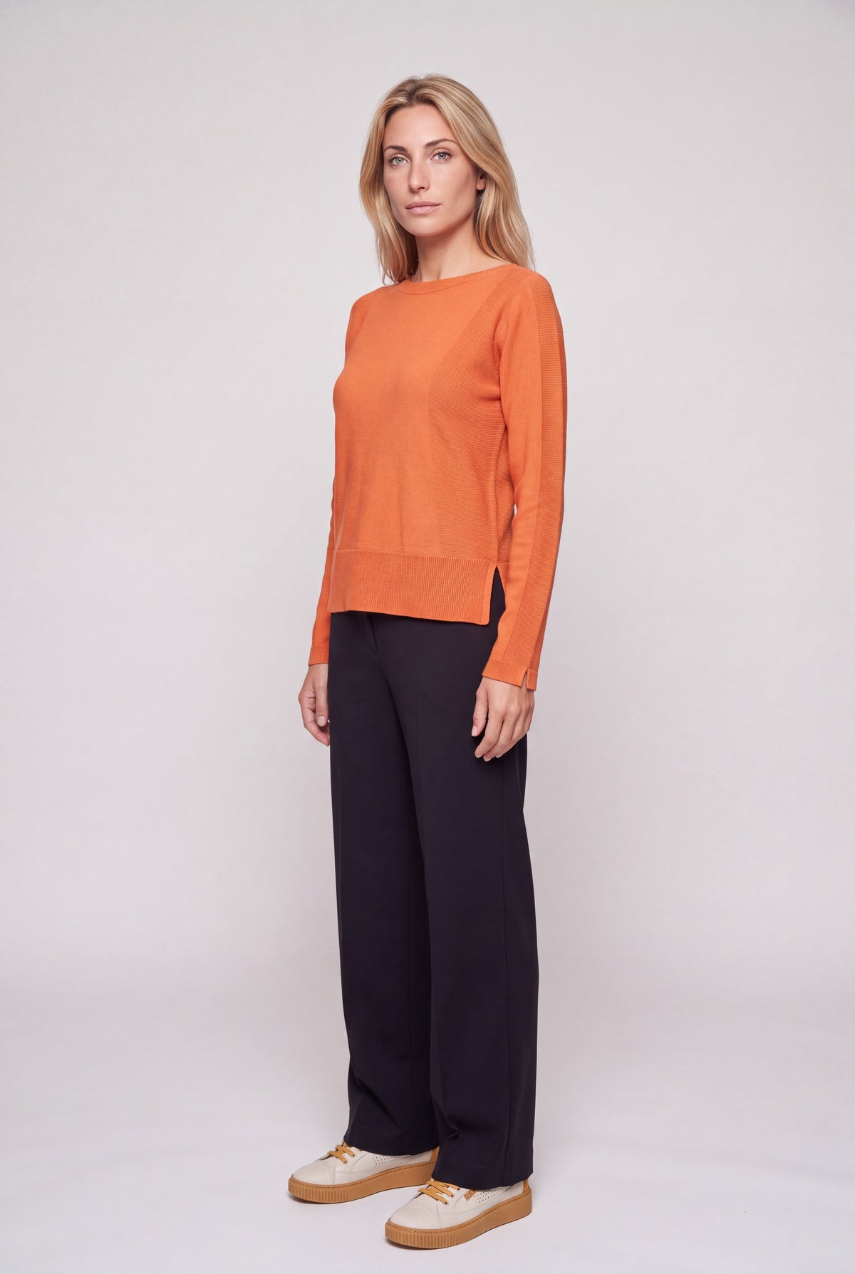 Maglia in pura lana nera con scollo a barchetta e maniche lunghe